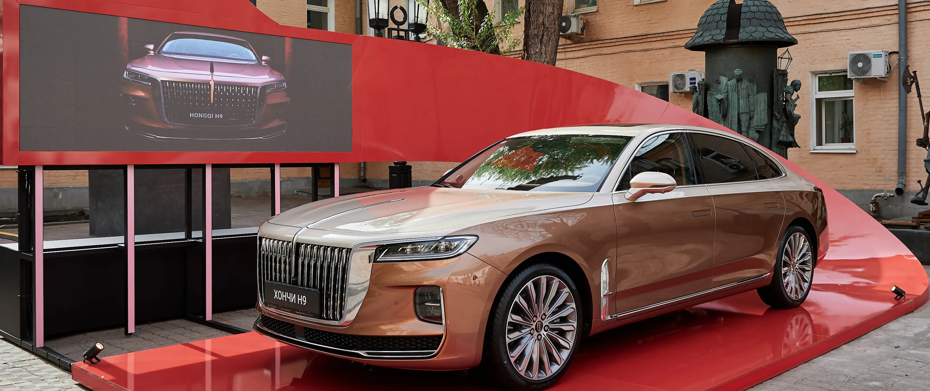 Стенд бренда HONGQI в ММОМА